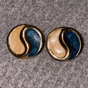 Vintage gold tone round sparkly cream & blue enamel yin yang stud earrings